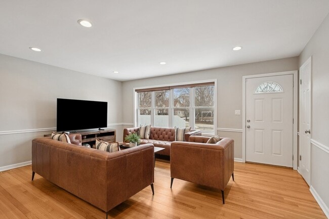 Building Photo - 689 E Illinois Rd