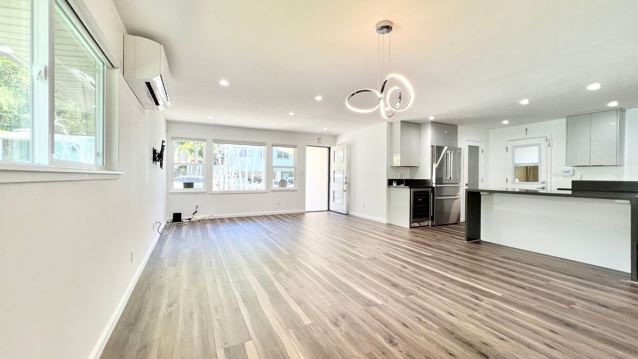 Primary Photo - BEAUTIFULLY RENOVATED 5 BEDROOM HOME - PET...