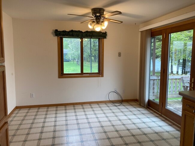 Dining area in kitchen - 4942 E Lakeview St