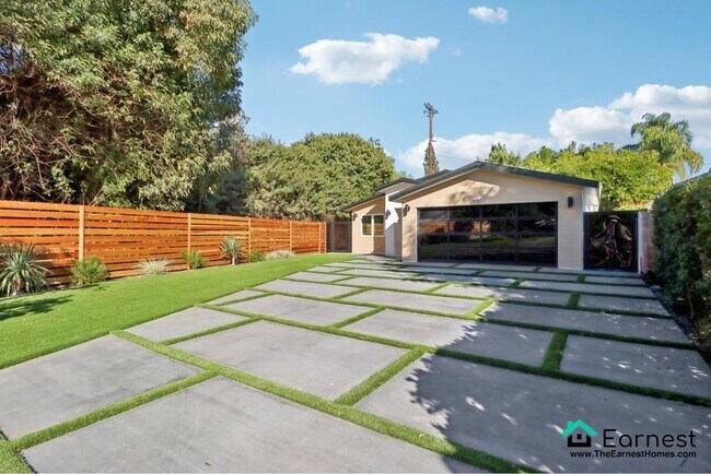Foto del edificio - 4 + 3 Elegant Sherman Oaks Retreat with Po...