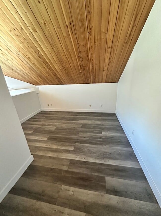 Building Photo - Light and airy condo available in the Taho...