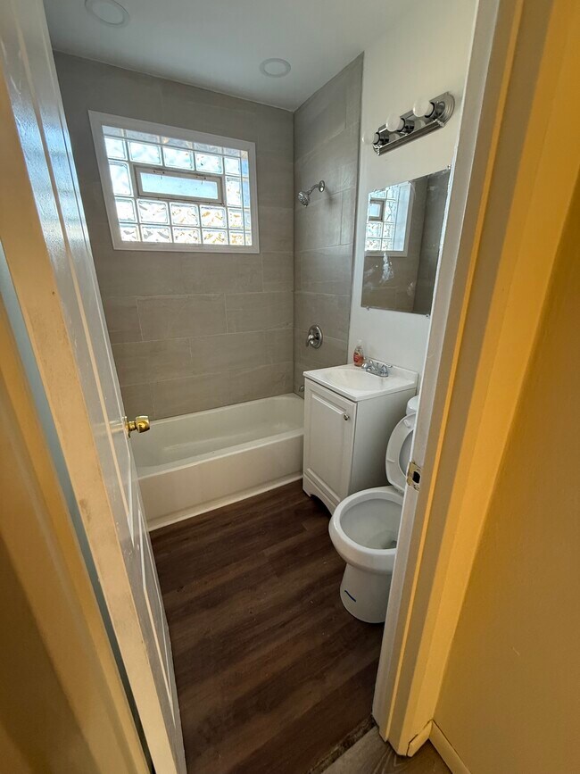 Foto del edificio - 7616 Howard Ave