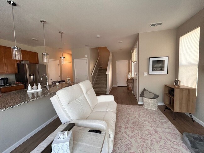 Foto del edificio - Cozy 2-Bedroom Gem with Modern Touches