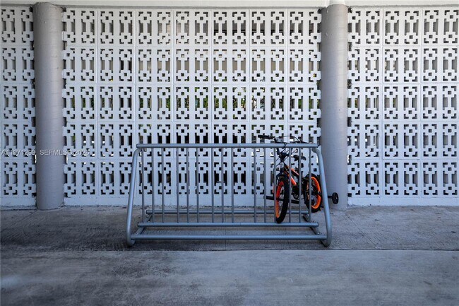 Foto del edificio - 6650 Miller Dr