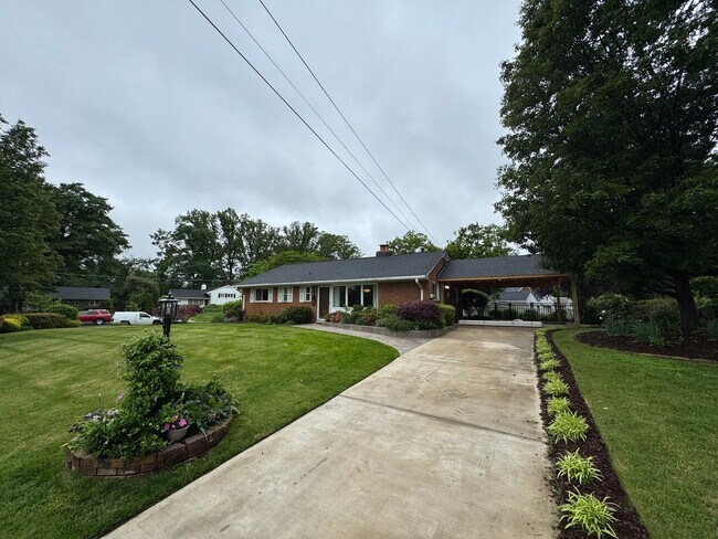Building Photo - Gorgeous 3 Bed 1.5 Bath Single-Family Home...