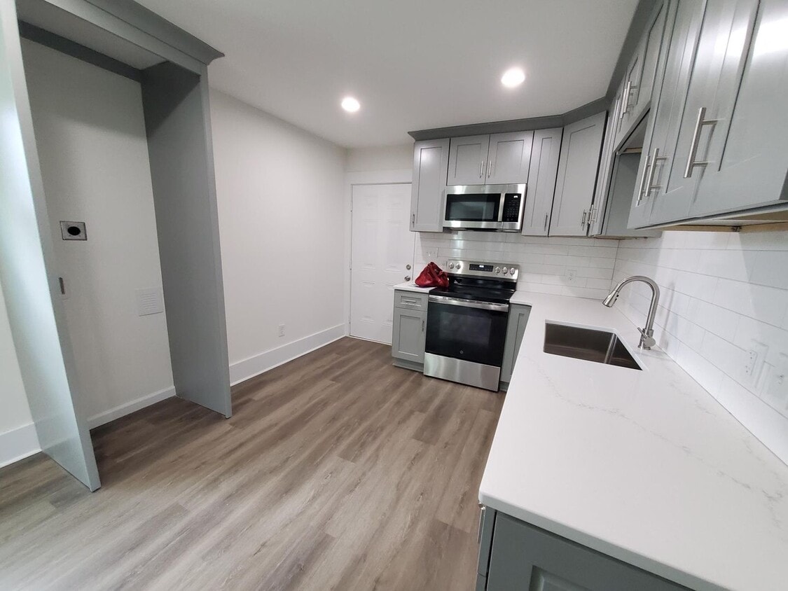 Building Photo - COMING SOON! Live in Comfort & Style – Ren...
