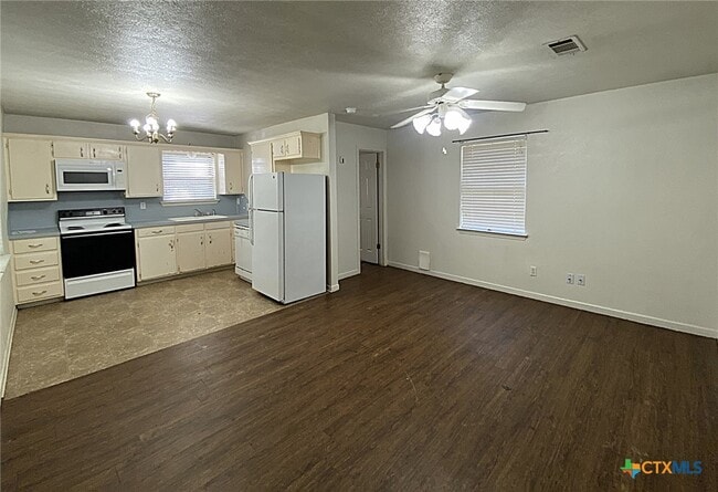 Foto del edificio - 1312 W Avenue D