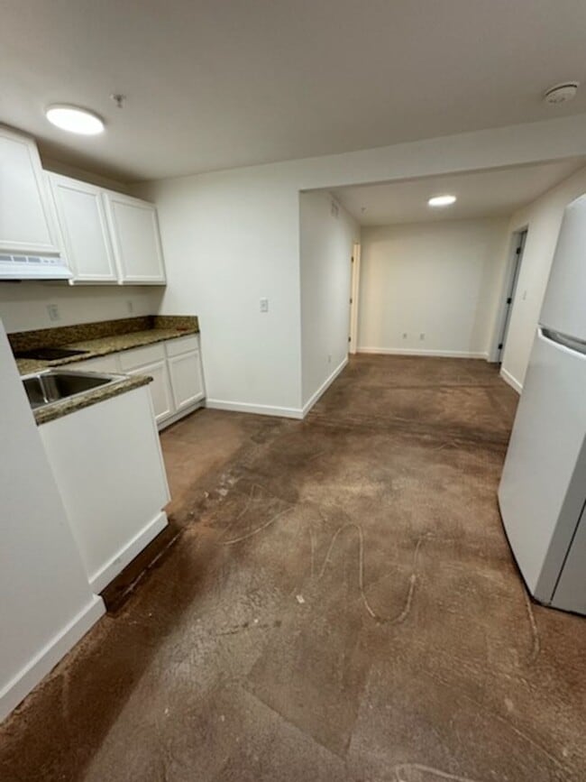 Building Photo - Renovated 2 bedroom Apartments available! ALL utilities included!