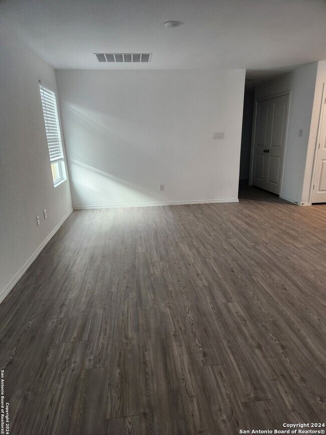 Foto del edificio - Well Maintained 4-Bedroom Home Near Lackland AFB