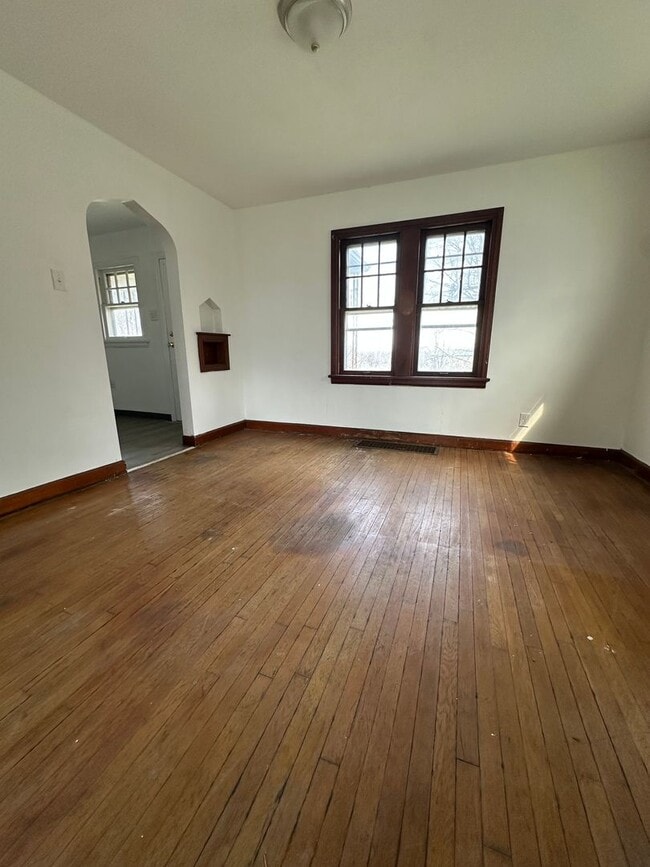 Building Photo - 3 Bedroom Home with Attached Garage