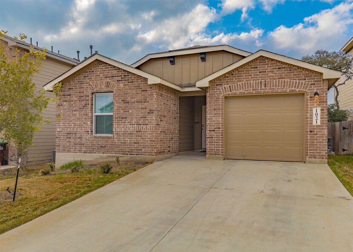 Primary Photo - REDBIRD RANCH-NEWER 3BA/2BA FOR LEASE