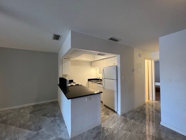 Foto del edificio - 1 Bedroom 1 Bath 2nd Floor Condo Available...