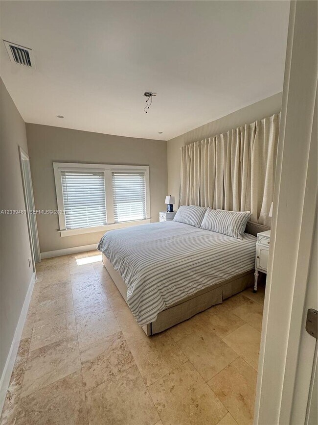 Foto del edificio - 2434 SW 15th St