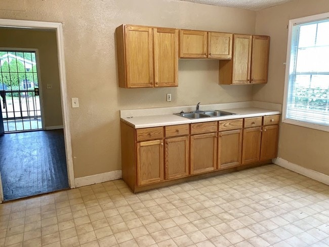 Building Photo - Spacious Duplex