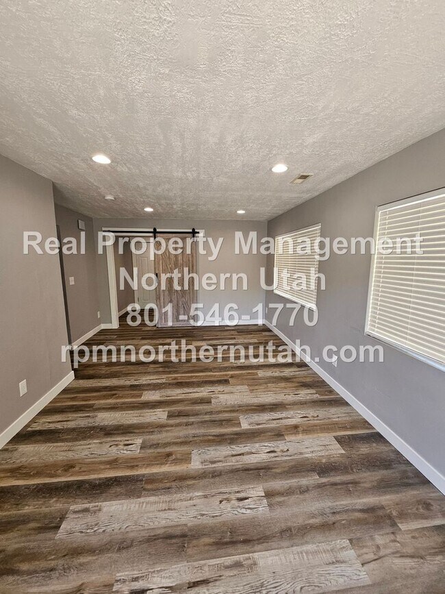 Foto del edificio - 902 Sullivan Dr