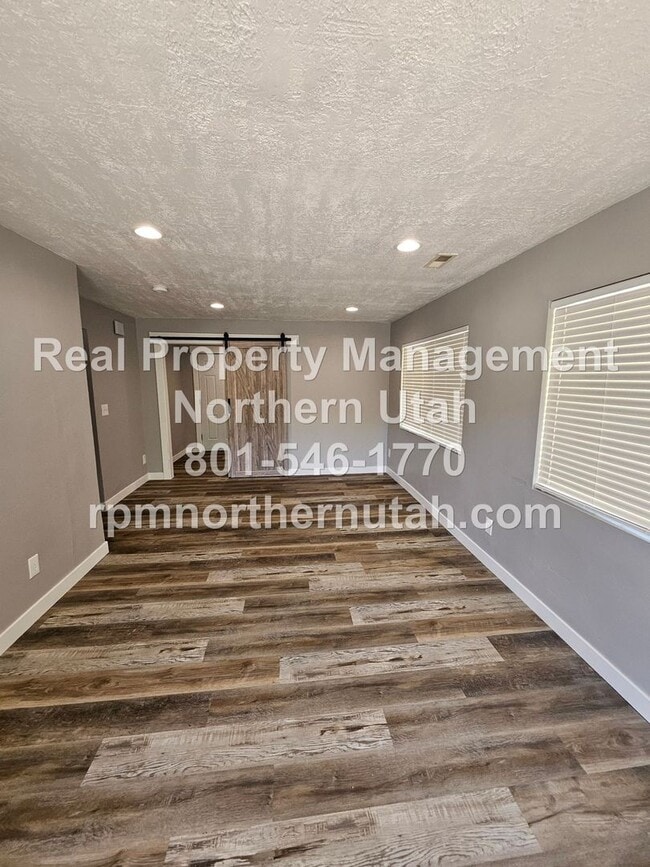 Building Photo - 902 Sullivan Dr