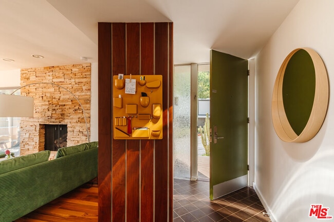 Building Photo - 9081 Wonderland Park Ave