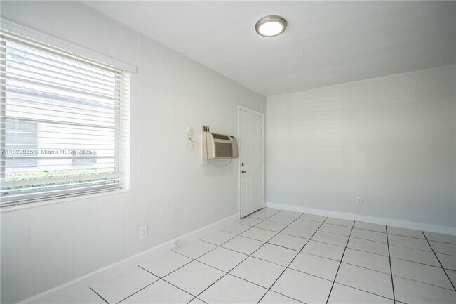 Foto del edificio - 7821 Carlyle Ave