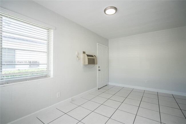 Building Photo - 7821 Carlyle Ave