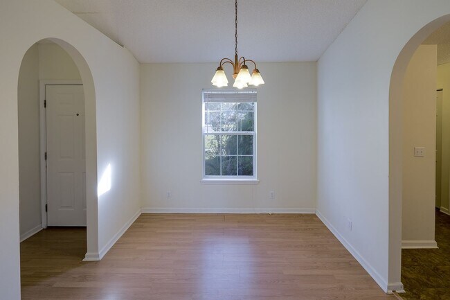 Building Photo - 401 Maggie Way