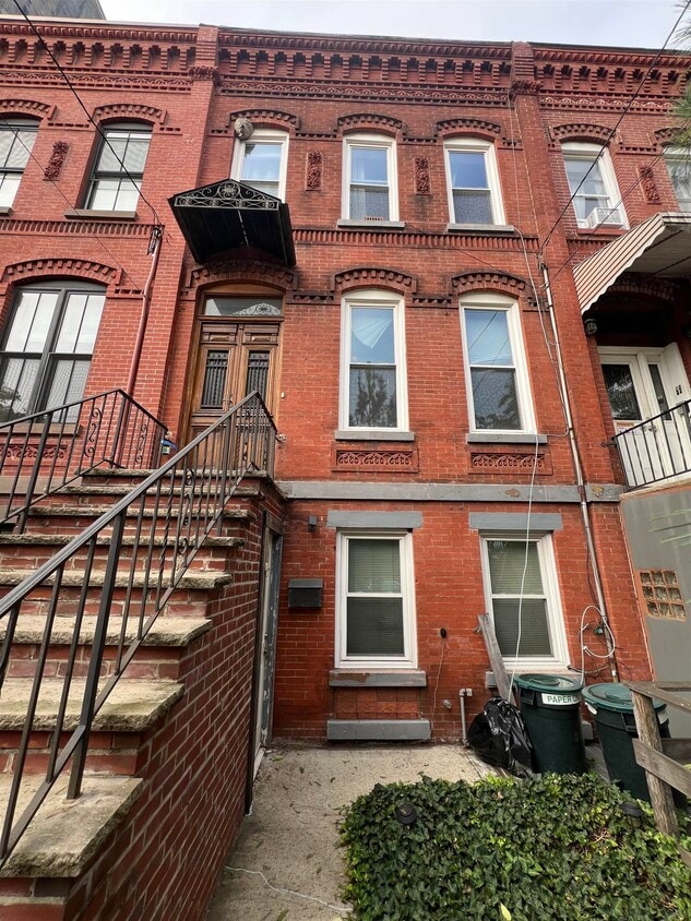 Primary Photo - 325 Pacific Ave