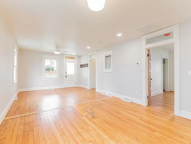 Foto del edificio - Beautifully Restored Belmont Gem With Fenced Yard