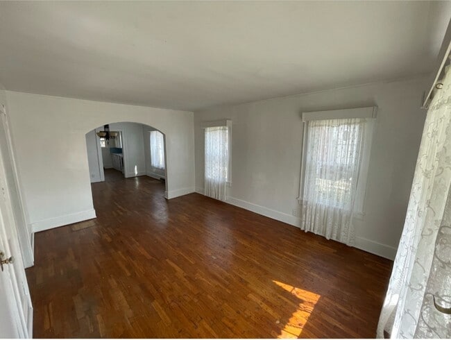 Building Photo - 425 E 5th St