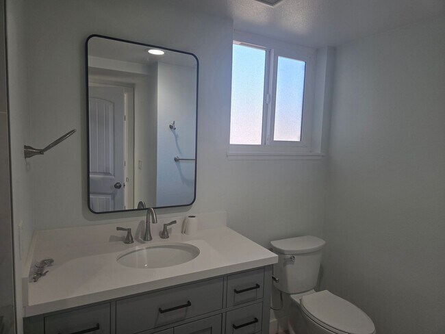 Foto del edificio - Fully Remodeled 4-Bedroom, 3-Bath Rental Home in Prime Fountain Valley Location