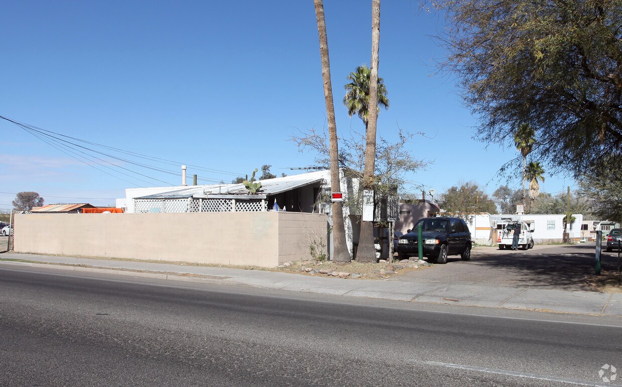 Primary Photo - Adobe Manor