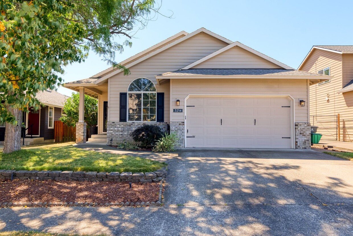 Primary Photo - Beautifully Remodeled 3 Bedroom in Gresham...