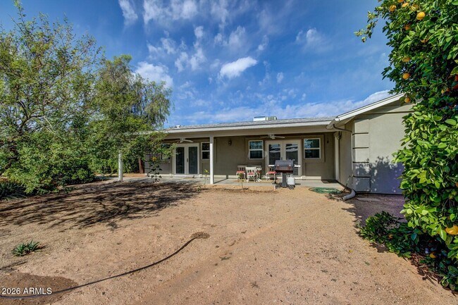 Foto del edificio - 6012 W Grovers Ave