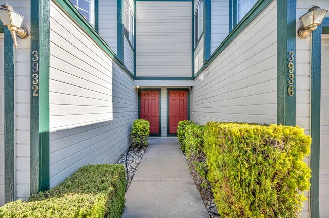 Foto del edificio - Updated Three Bedroom Townhome