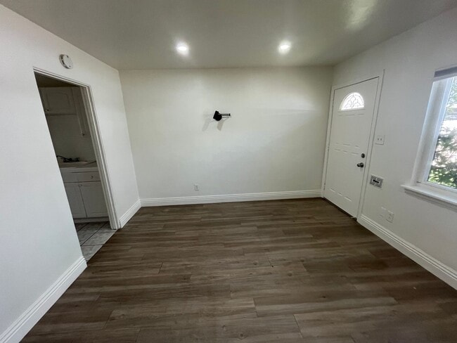Building Photo - SDS T 1633-1639