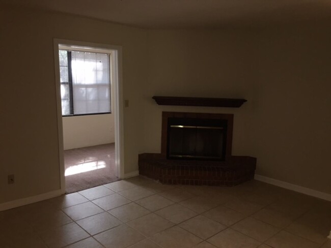 Building Photo - 2 Bed, 1.5 Bath Townhome w/ an office Avai...