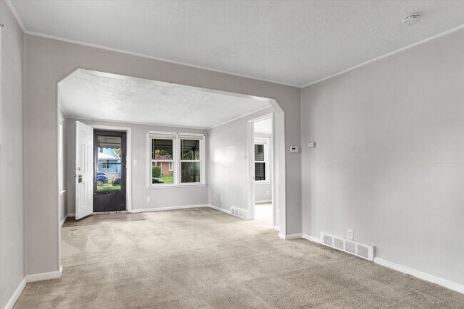 Foto del edificio - 8062 Chalmers Ave