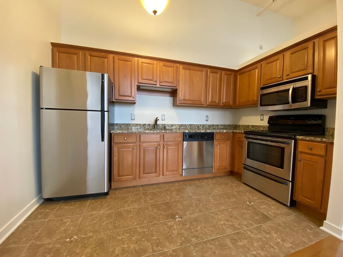 EastSide / Shadyside! Hardwood/Brick/Lots of Windows! Incredibly Spacious! Call Today! - EastSide / Shadyside! Hardwood/Brick/Lots of Windows! Incredibly Spacious! Call Today!