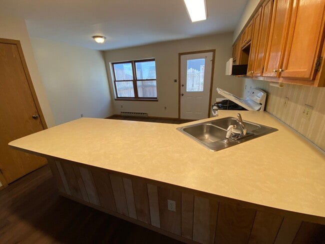 Building Photo - Act Fast, Townhouse Won't Last!