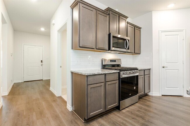 Building Photo - 406 Saddle Club Way
