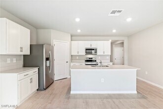 Building Photo - 3021 N Lakewood Rd
