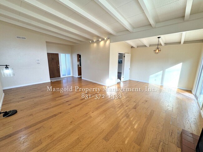 Foto del edificio - Beautiful 3-Bed, 2 Bath Mission Fields Home in Carmel-by-the-Sea with Modern Kitchen and Hardwood...