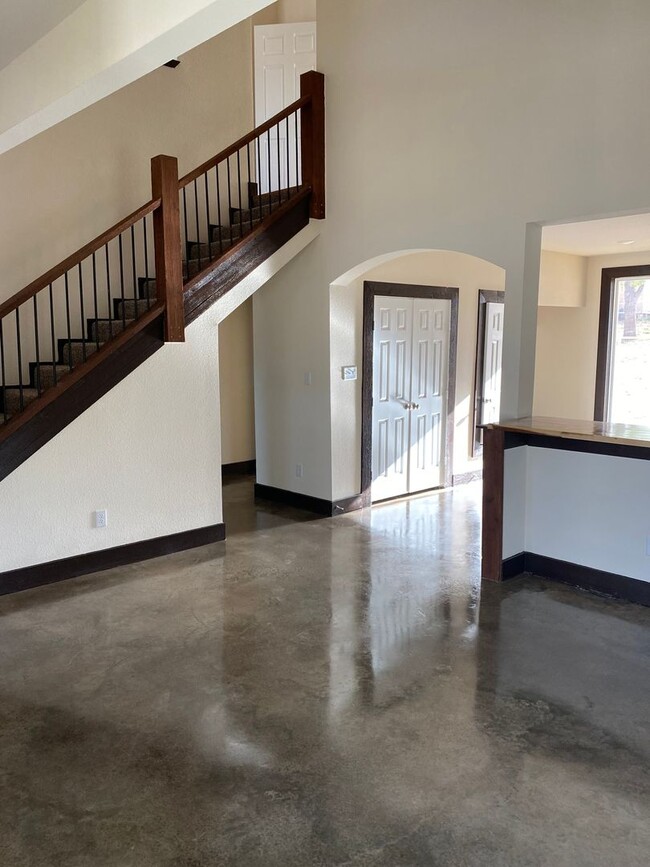 Building Photo - Country Living, Modern comforts!