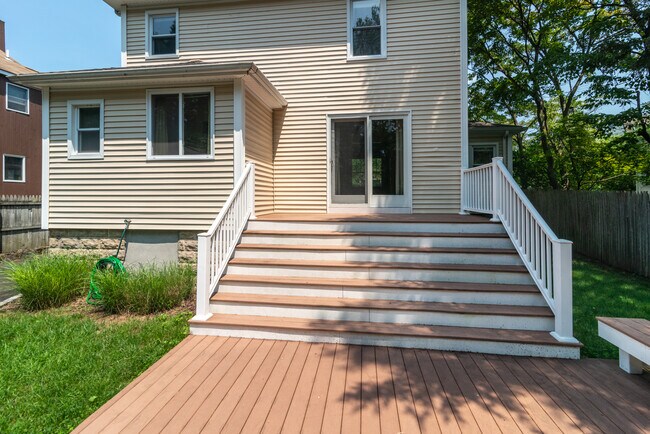 Building Photo - 26 Maplewood Pl