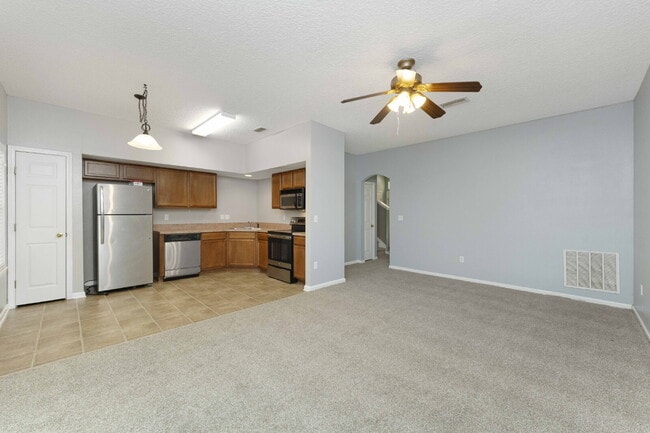 Building Photo - Charming 3BR Townhouse with Garage & Priva...