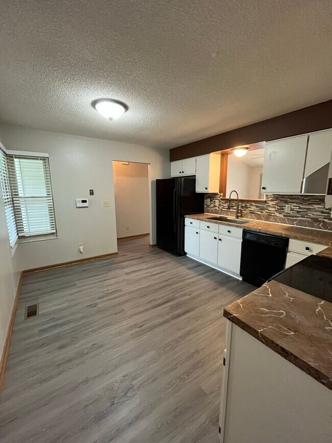 Foto del edificio - Charming 3-Bedroom Ranch Home with Fenced ...