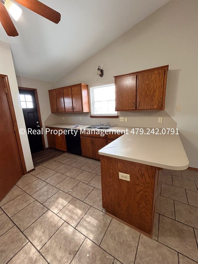 Building Photo - $1120 MOVE-IN SPECIAL! Super cute newly re...