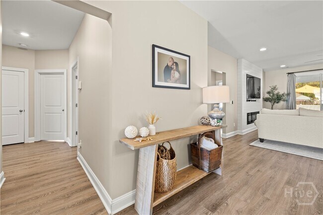 Building Photo - 49 Nettleton Ln