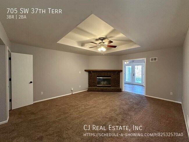 Building Photo - 705 SW 37th St Terrace