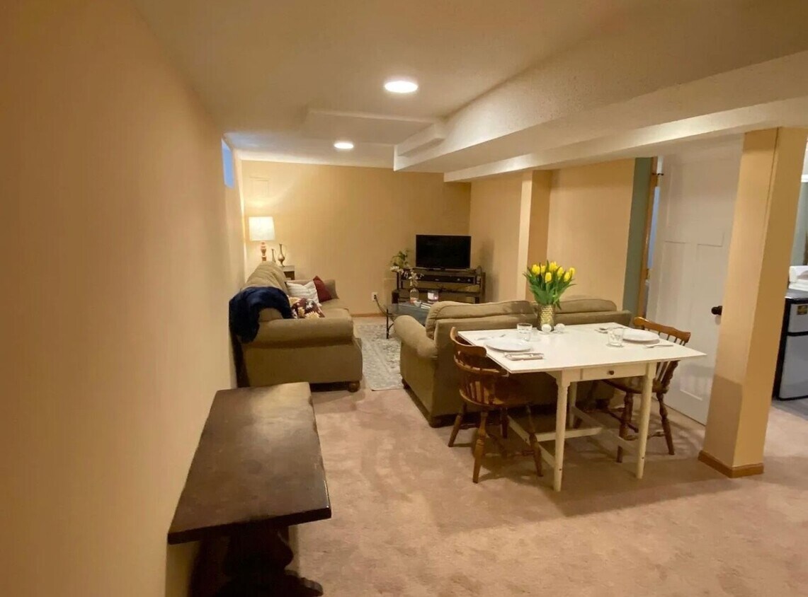 Foto principal - 1823 N Girard Ave