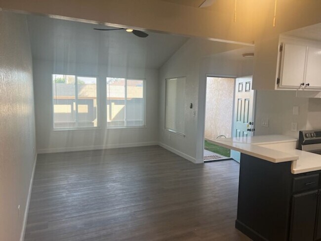 Foto del edificio - WOW FACTOR !!!   MOVE IN SPECIAL....$2197....