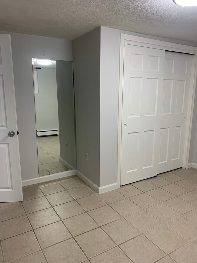 Baño con closet - 36 Summer St